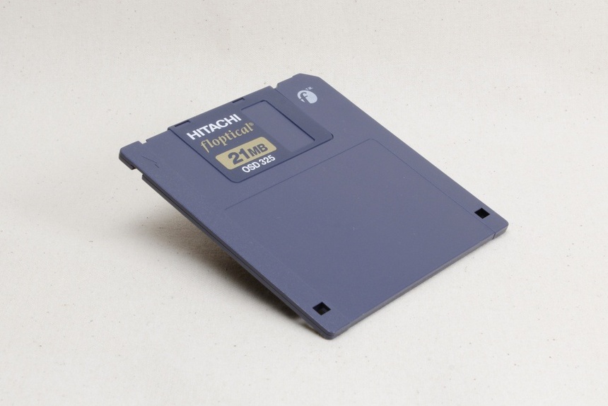 hitachi_floppy_disk_engadget_japan[1].jpg