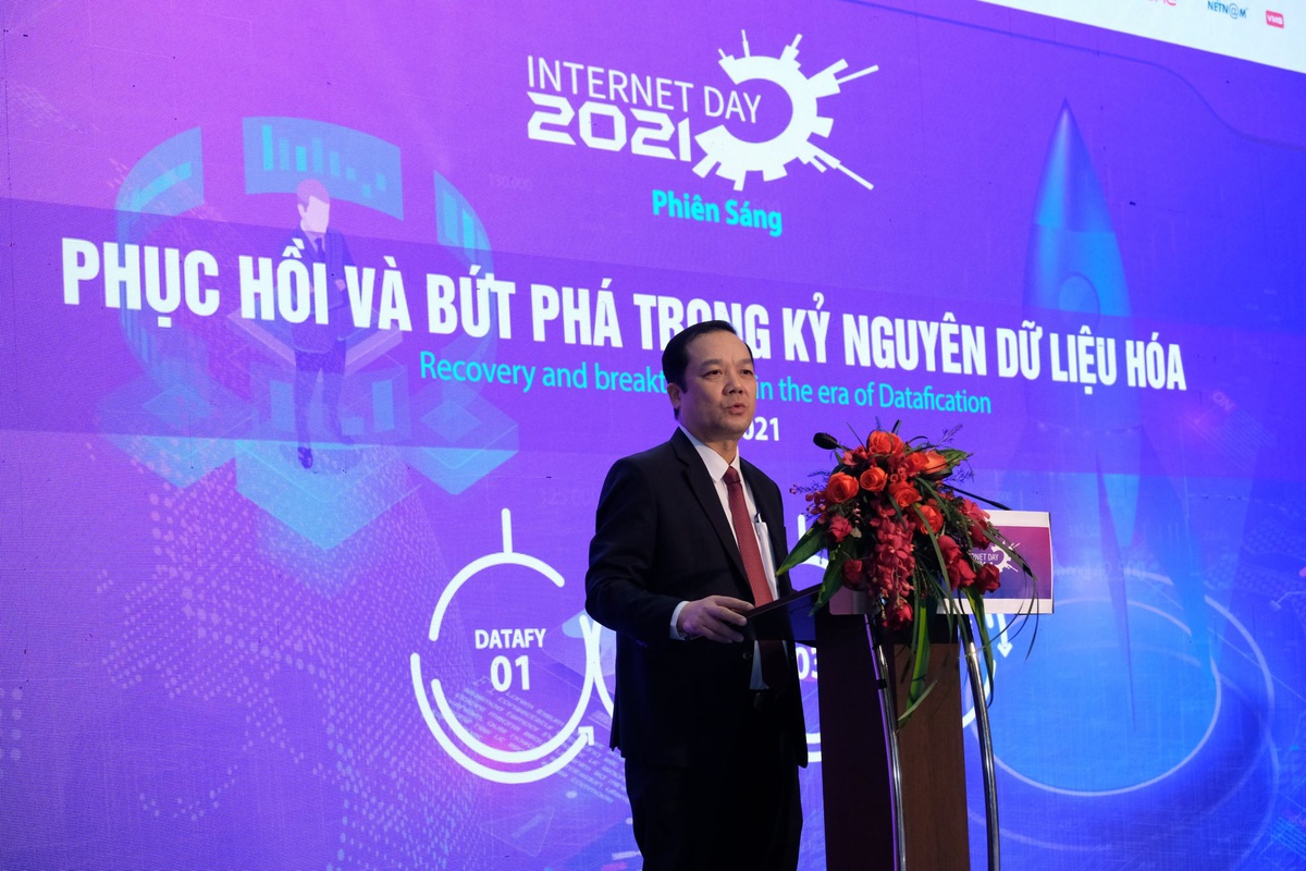 Pham_Duc_Long_Vietnam_Internet_day_2021[1].jpg